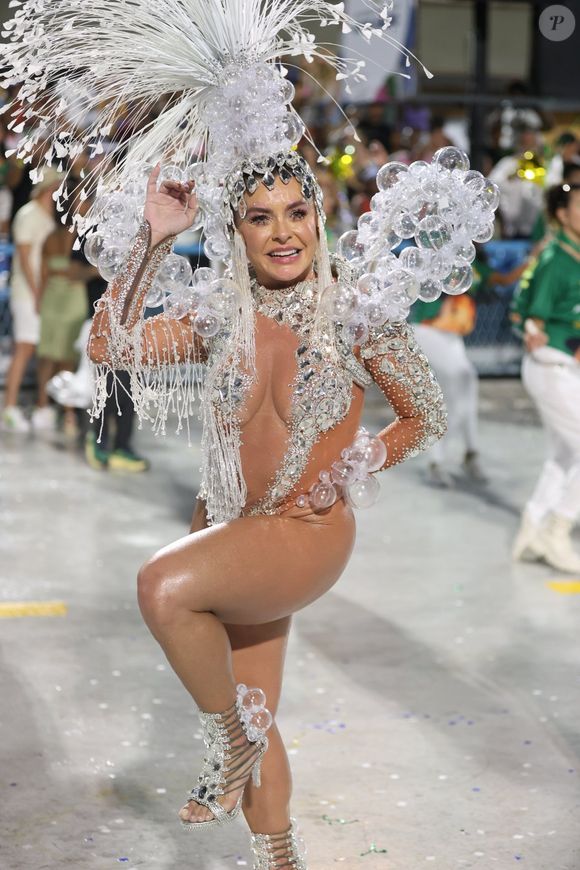 Fabíola de Andrade usou fantasia prateada para ensaio técnico do Carnaval 2026