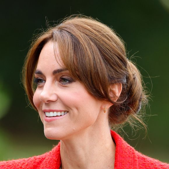 Como fazer o coque de Kate Middleton sem acessórios de cabelo: o truque da princesa