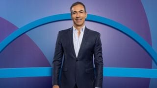 A reação da Globo após desempenho de César Tralli nas entrevistas com Lula, Flávio Bolsonaro, Augusto Cury e outros candidatos à Presidência; substituição para 2º turno já estava definida. Saiba quem assume lugar de Renata Vasconcellos e do marido de Ticiane Pinheiro