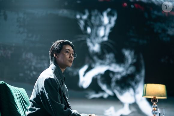 Je Moon-jae tem sua identidade clonada e outro homem começa a se passar por ele, roubando suas contas e propriedades