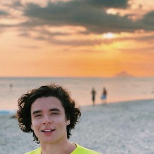 João Lucas mantinha o seu cabelo mai comprido e cacheado quando alcançou a fama