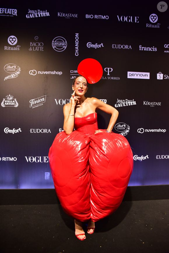 Baile da Vogue 2026: Ticiane Pinheiro esbanjou elegância com um look vermelho inflado, com direito a chapelão