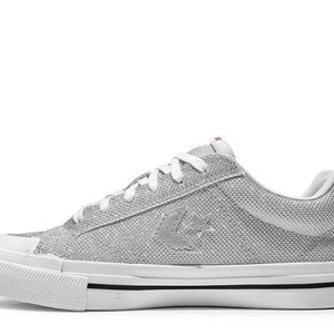 O detalhe lateral Star Chevron reforça a identidade da marca e lembra o modelo italiano usado pela musa fitness