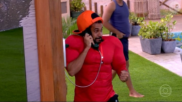 A proposta estaria dividindo opiniões dentro da Globo. Se por um lado, há a preocupação com uma reação negativa da audiência e possíveis implicações jurídicas, por outro há forte pressão para que o programa recupere o fôlego