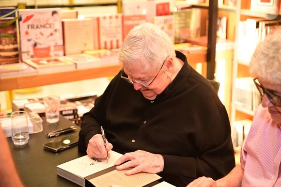 Fernando Collor foi eleito presidente ao se inspirar na novela 'Que Rei Sou Eu?', aponta em seu livro 'O Lado B de Boni'