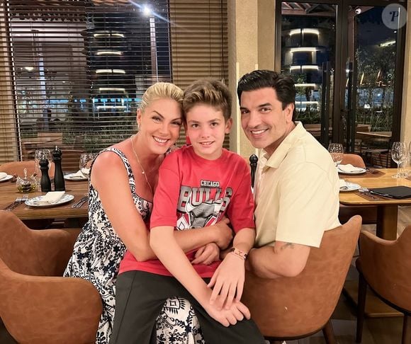 Edu Guedes, atual noivo de Ana Hickmann, ao lado de Alezinho, filho da apresentadora com o ex-marido Alexandre Correa.