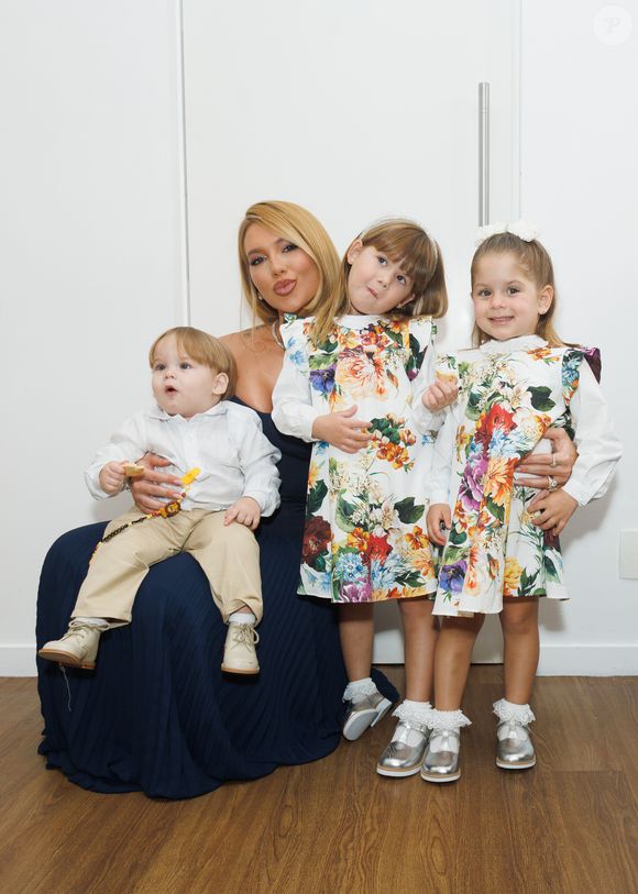 O caçula, José Leonardo, apareceu com roupas em tons de bege e branco e sapatos creme.