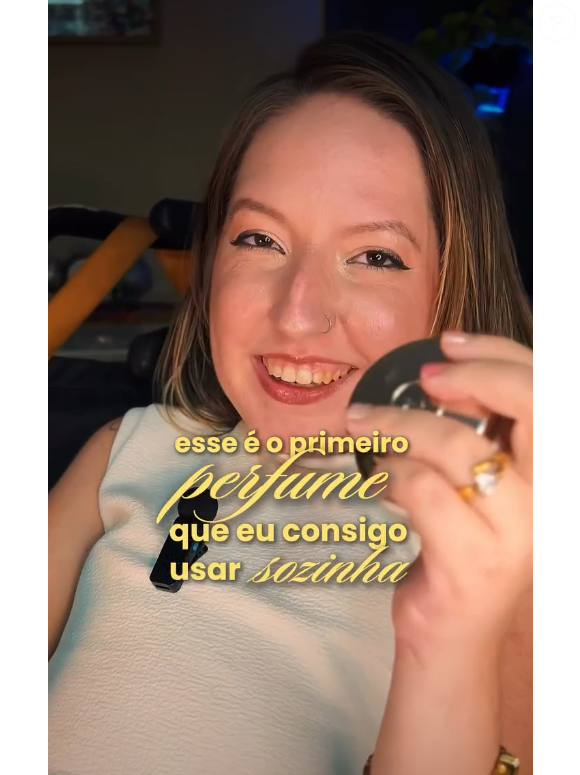 Jornalista Ana Clara Moniz se emociona ao usar fragrância sozinha pela primeira vez