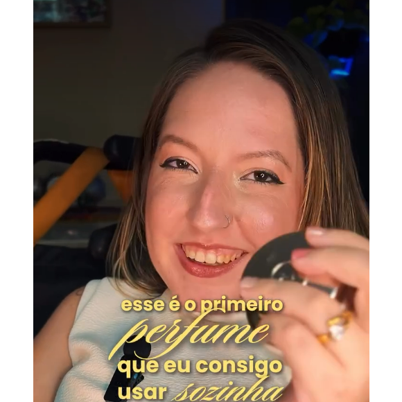 Jornalista Ana Clara Moniz se emociona ao usar fragrância sozinha pela primeira vez
