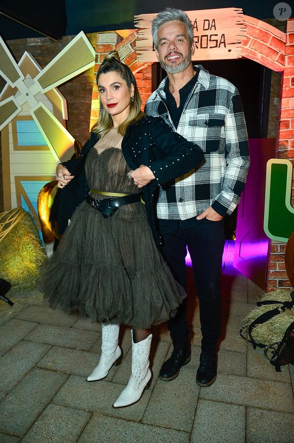 Western boots e vestido marrom: Flávia Alessandra combinou tendências em festa