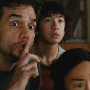 ‘A Última Casa’, filme da Netflix estrelado por Wagner Moura e Greta Lee, acompanha uma família presa dentro de casa e revela um mundo transformado no final