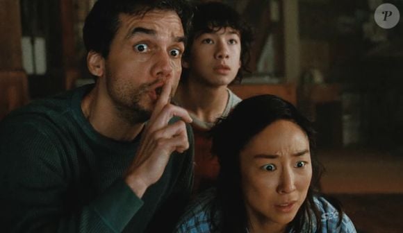 ‘A Última Casa’, filme da Netflix estrelado por Wagner Moura e Greta Lee, acompanha uma família presa dentro de casa e revela um mundo transformado no final