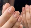 Esmalte bege com nail art: essa opção vai inspirar mulheres delicadas