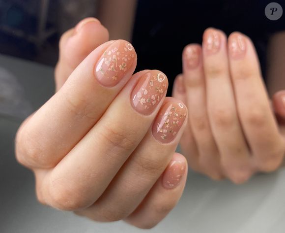 Esmalte bege com nail art: essa opção vai inspirar mulheres delicadas