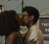 Glorinha (Mariana Sena ) aceita namoro com Ulisses (Ícaro Silva) após revelar abuso na adolescência