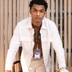 Samuel (Juan Paiva) causa ciúme em Leona (Clara Moneke) com nova namorada