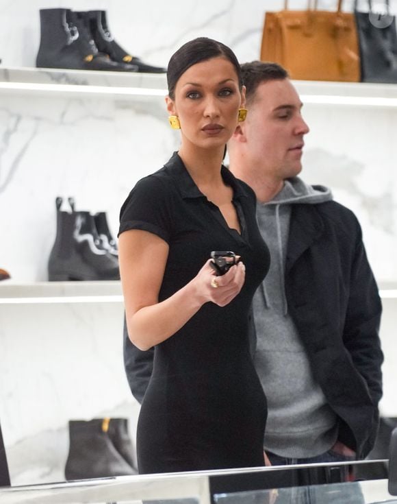 Bella Hadid exibe sobrancelha fina e arqueada