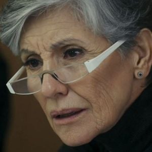 Cássia Kis foi filmada indignada com duas jovens de biquíni