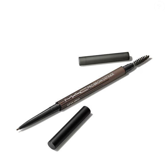 O Pro Brow Definer 1MM-TIP, da MAC, virou queridinho por sua ponta ultrafina que ajuda a preencher falhas com efeito semelhante ao de fios naturais