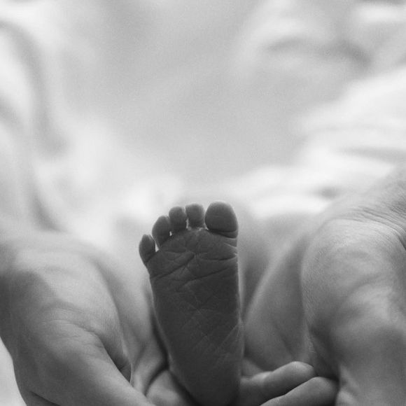 Camila Queiroz e Klebber Toledo mostram foto dos pezinhos da bebê