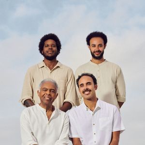 Gilberto Gil com o filho Bem, do casamento com Flora Gil, ao lado dos netos João e José.