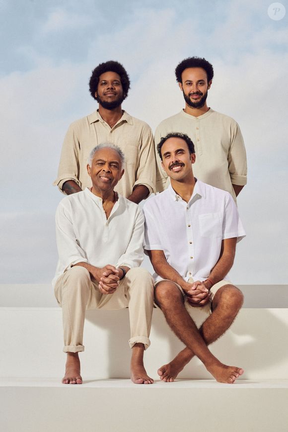 Gilberto Gil com o filho Bem, do casamento com Flora Gil, ao lado dos netos João e José.