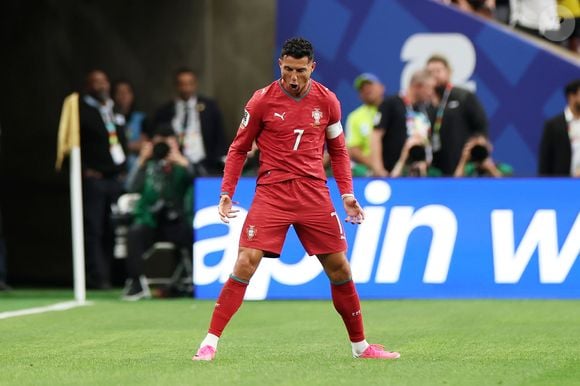 Dois gols, recordes e resposta aos críticos. Cristiano Ronaldo liderou Portugal na vitória por 5 a 0 sobre o Uzbequistão e reforçou seu protagonismo na Copa do Mundo de 2026