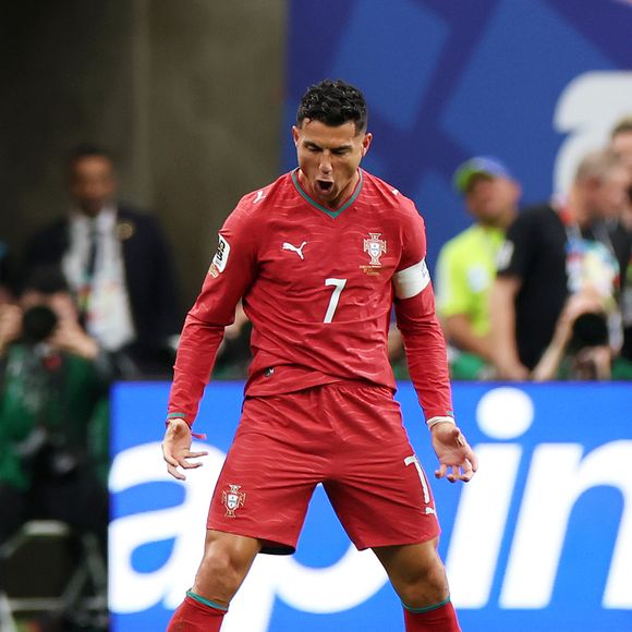 Dois gols, recordes e resposta aos críticos. Cristiano Ronaldo liderou Portugal na vitória por 5 a 0 sobre o Uzbequistão e reforçou seu protagonismo na Copa do Mundo de 2026