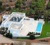 Mansão de Messi em Ibiza tem um terreno de cerca de 16 mil metros quadrados e tem instalações luxuosas. Segundo a imprensa, 22 funcionários são necessários para deixá-la em funcionamento