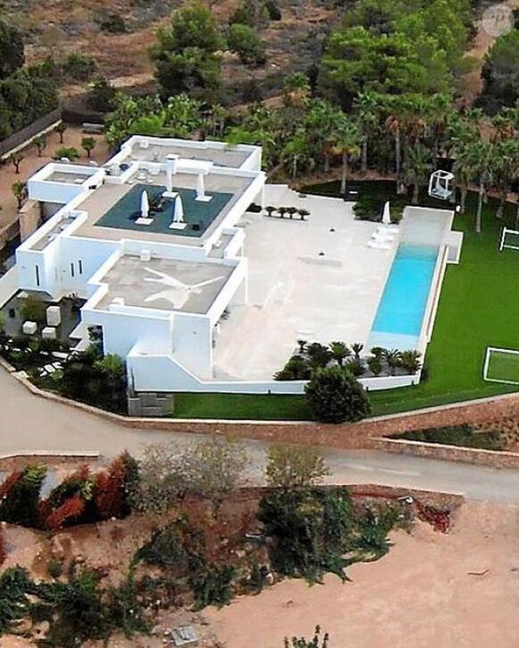 Mansão de Messi em Ibiza tem um terreno de cerca de 16 mil metros quadrados e tem instalações luxuosas. Segundo a imprensa, 22 funcionários são necessários para deixá-la em funcionamento