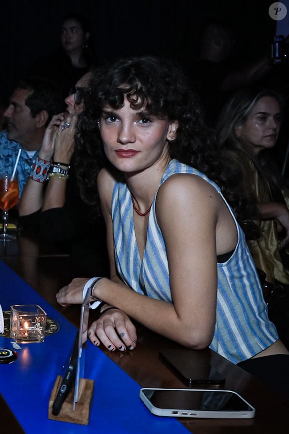 Filha de Bela Gil, Flor Gil namora a estudante Nikita Chikita