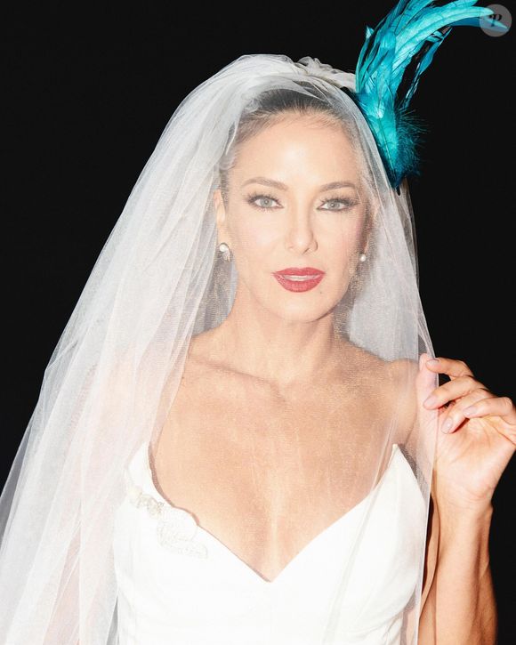 Para compor caracterização como Carrie Bradshow no Baile Vogue 2025, Ticiane Pinheiro usou batom vermelho em beleza assinada por Rodrigo Costa