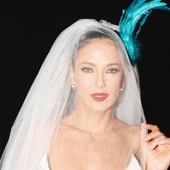 Para compor caracterização como Carrie Bradshow no Baile Vogue 2025, Ticiane Pinheiro usou batom vermelho em beleza assinada por Rodrigo Costa