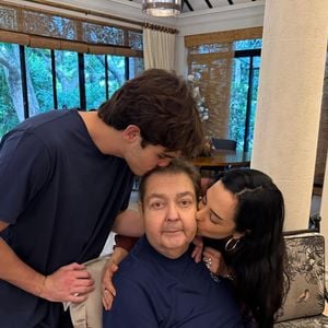 Faustão apareceu em uma cadeira de rodas e recebeu o carinho dos filhos, exceto João Guilherme Silva, que não apareceu nas imagens