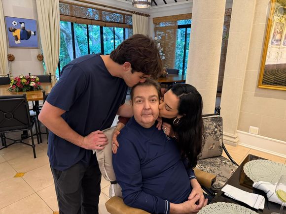 Faustão apareceu em uma cadeira de rodas e recebeu o carinho dos filhos, exceto João Guilherme Silva, que não apareceu nas imagens