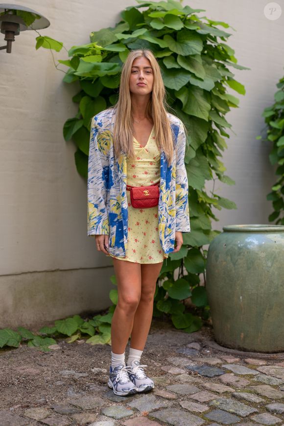 Vestido míni com estampa floral ganhou charme extra com quimono estampado e pochete vermelha