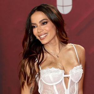 Segredo da maquiagem de Anitta: Hector Espinhal detalha ela corta os cílios para se adequarem ao formato dos olhos.