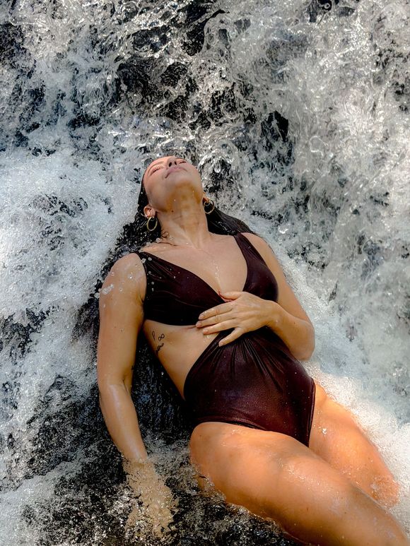 Maiô de Paolla Oliveira era vazado nas laterais e nas costas, valorizando seu corpo