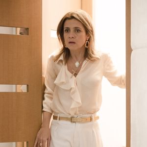 O figurino de Carminha, destaque em 'Avenida Brasil', continua influenciando mulheres que apostam no clássico chic