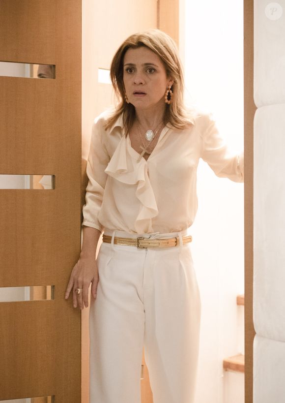 O figurino de Carminha, destaque em 'Avenida Brasil', continua influenciando mulheres que apostam no clássico chic