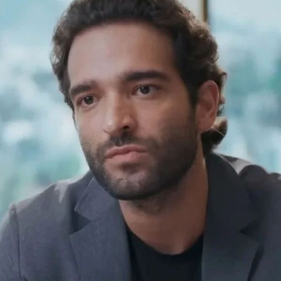 Afonso (Humberto Carrão) sofre acidente de bicicleta e é atropelado na novela Vale Tudo