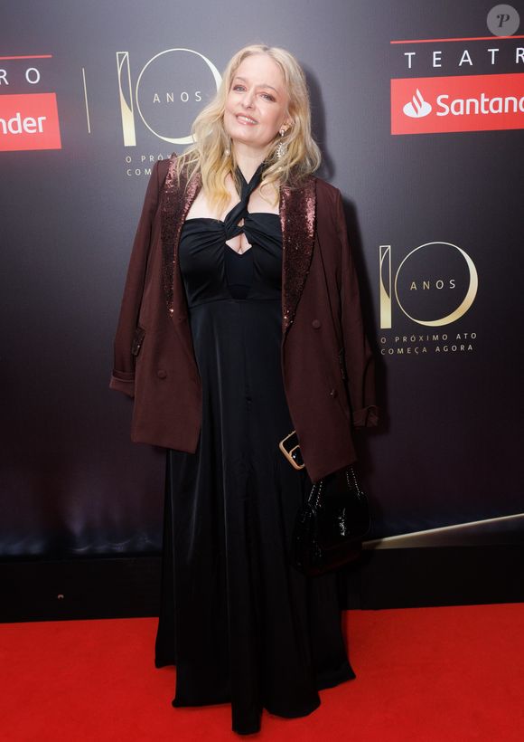 Ícone dos anos 1980, Luciana Vendramini prestigiou a festa de 10 anos do teatro Santander, em SP