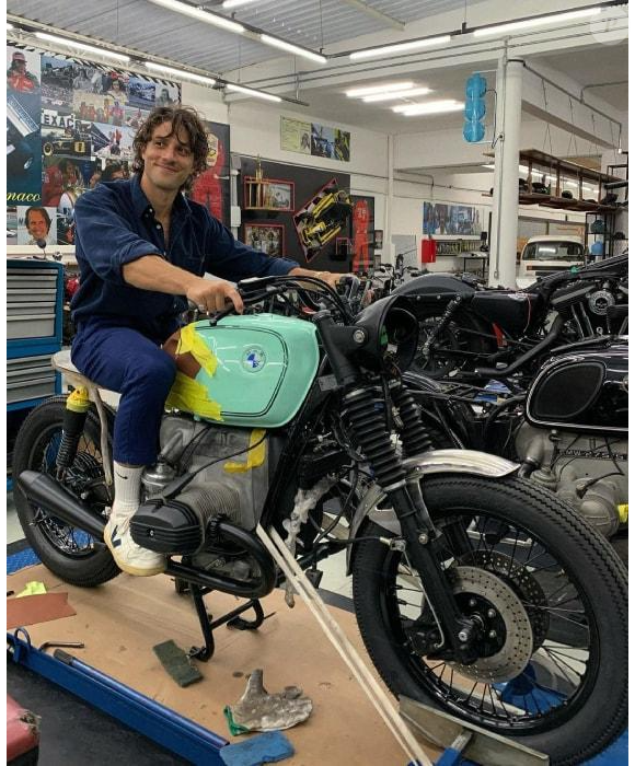 Moto luxuosa também faz parte de coleção de Chay Suede, o Pedro de Quem Ama Cuida