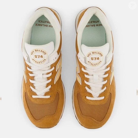Com visual retrô e conforto reconhecido entre os fãs da marca, o New Balance 574 V2 ganhou destaque neste inverno graças à sua tonalidade quente e sofisticada. O modelo prova que os tênis coloridos também podem ser elegantes e versáteis