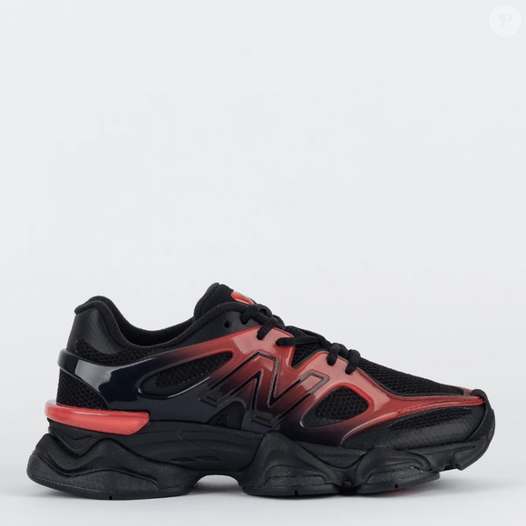 O New Balance 9060 Preto Vermelho U9060IDZ combina preto e vermelho em uma proposta que pode agradar aos torcedores do Flamengo. O modelo tem design inspirado na clássica série 990 da marca, referências visuais aos anos 2000 e entressola oversized com tecnologia de amortecimento ABZORB