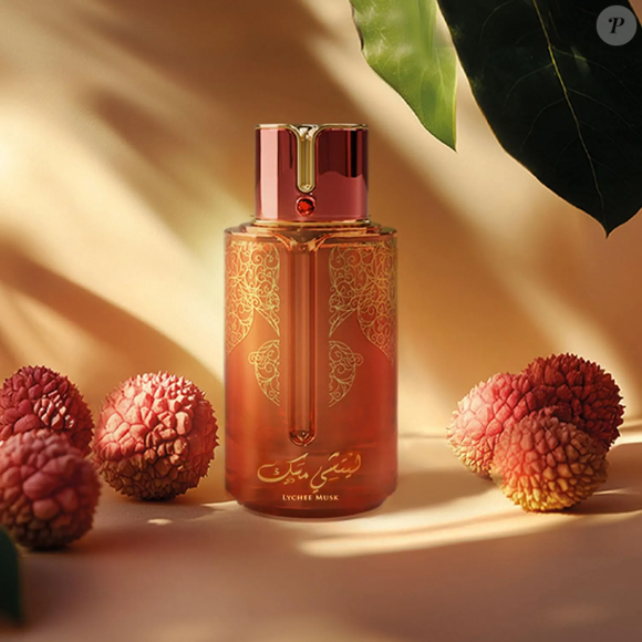 A composição do perfume Lychee Musk ainda reúne maçã e notas verdes na saída, além de rosa, flores brancas e acordes ambarados no corpo. No fundo, musk, baunilha, cedro e caramelo garantem uma assinatura confortável e sofisticada