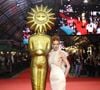 Marina Ruy Barbosa surgiu deslumbrante no Festival de Gramado com vestido longo, top volumoso e recortes laterais