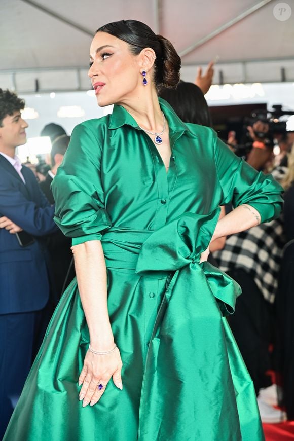 Nadja Haddad investiu em um vestido sofisticado, com brilho sutil e caimento impecável, esbanjando classe, discrição e elegância.