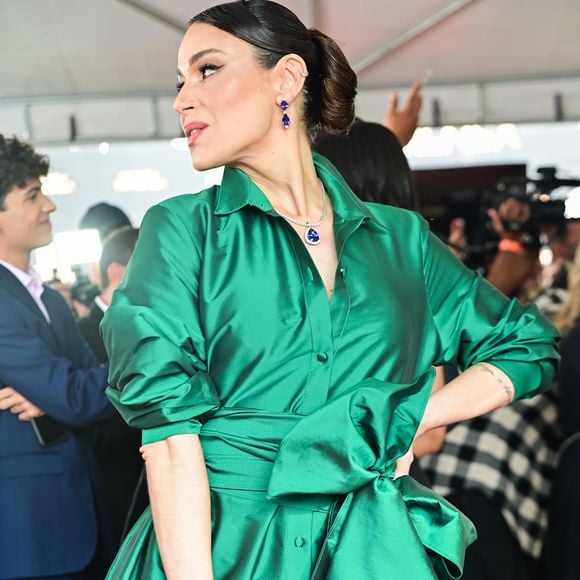 Nadja Haddad investiu em um vestido sofisticado, com brilho sutil e caimento impecável, esbanjando classe, discrição e elegância.
