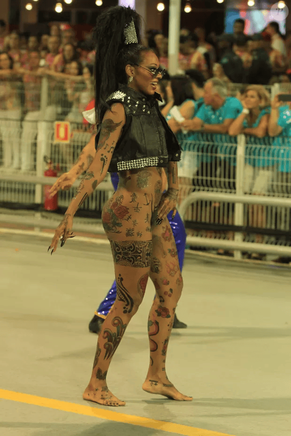 Integrante da comissão de frente da Rosas de Ouro, Elaine Abreu quase ficou exposta, mas encarou o ocorrido com bom humor: "Sempre venho com pouca roupa, já estou acostumada".